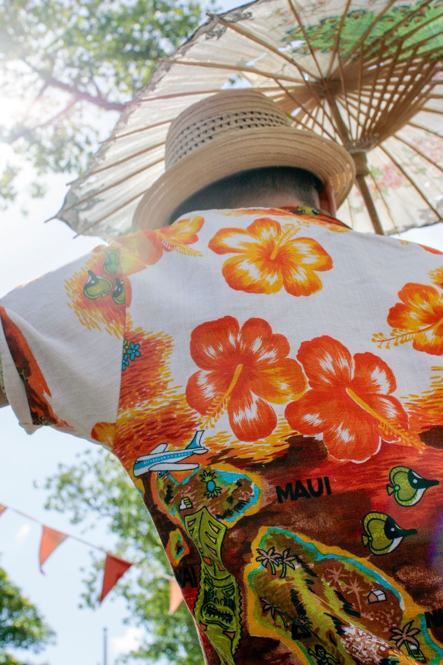 Chilling at the summer fair | colour | street photo