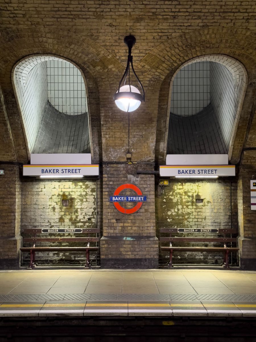 9:06am; Baker Street Station