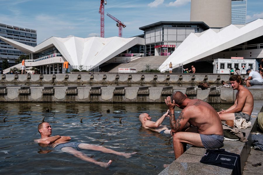 Summer bath in the city center